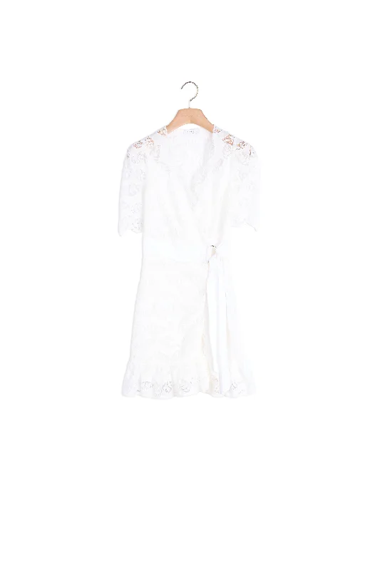 Robe courte en broderie anglaise